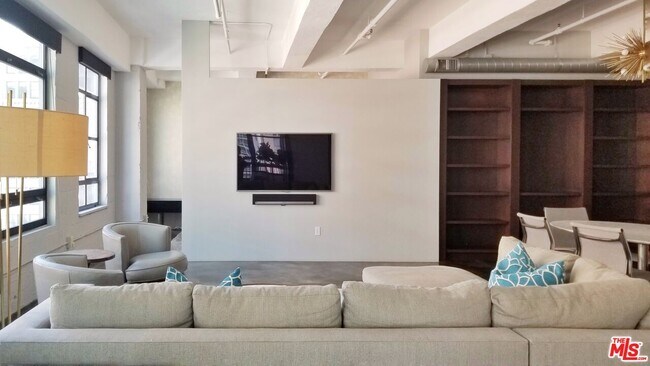 Photo - 849 S Broadway Unidad 811