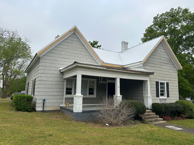Photo - Madison Co. –3Bedroom, 1 Bathroom- Comer, GA – QUIET NEIGHBORHOOD – HOME SITS ON BEAUTIFUL CORNER...