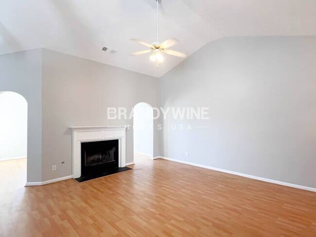 Photo - 940 Durham Way