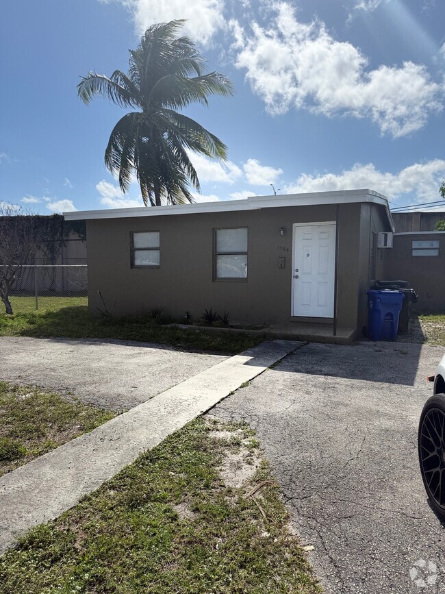 Building Photo - 1708 Lauderdale Manor Dr Rental
