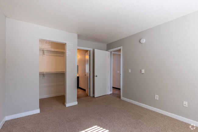 2BR, 2BA - 871SF