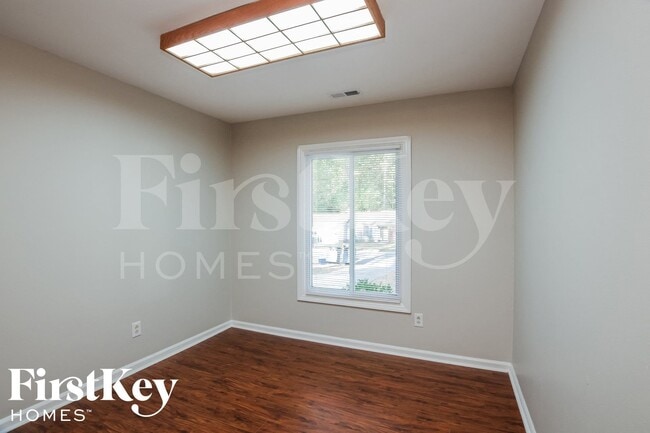 Photo - 908 Foxborough Rd