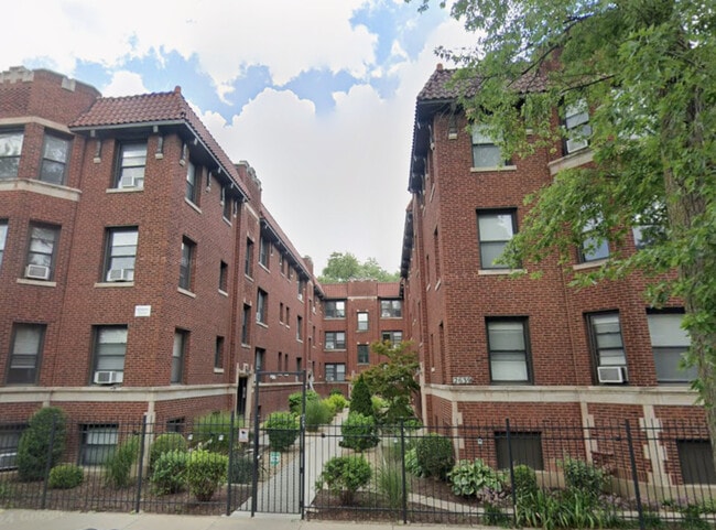 Building Photo - 2643 N Spaulding Ave Unit 1E