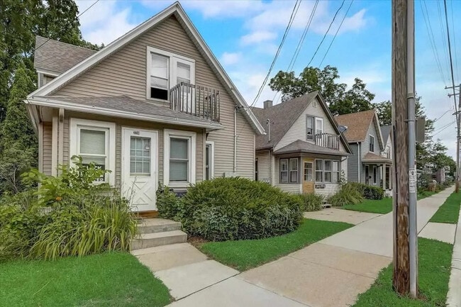 Frente de la propiedad - 2210 Winnebago St Unidad 2