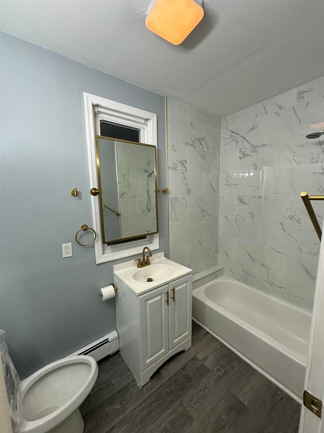 Photo - 313 Pearsall Ave Unidad 2