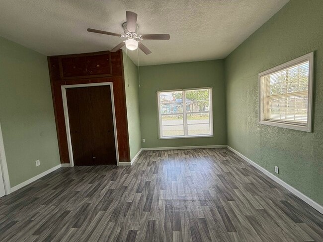 Photo - 502 W Dignowity St