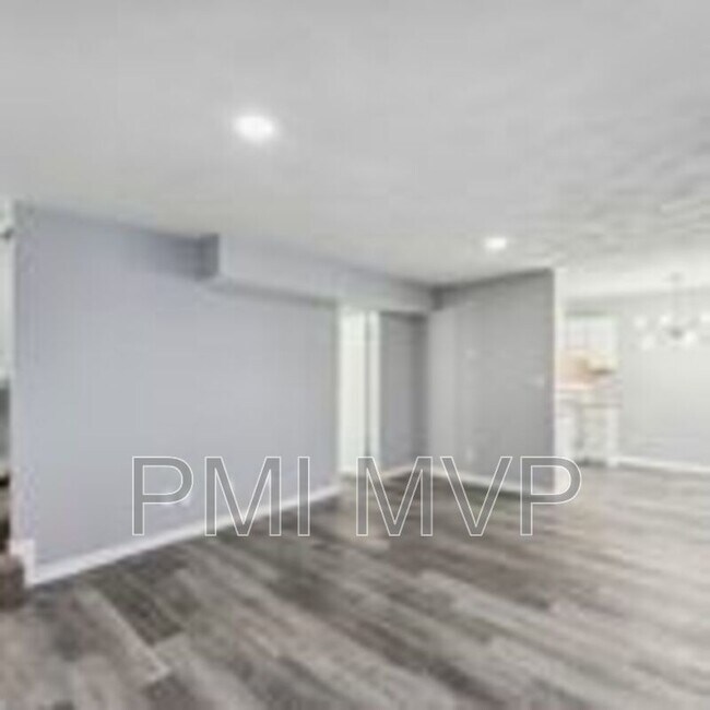 Photo - 3289 E Mound St