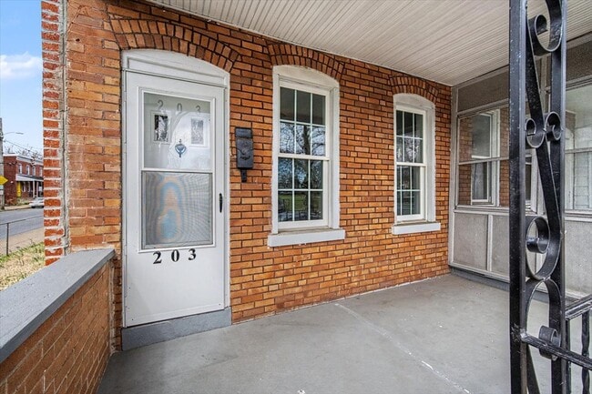 Photo - 203 N DuPont St