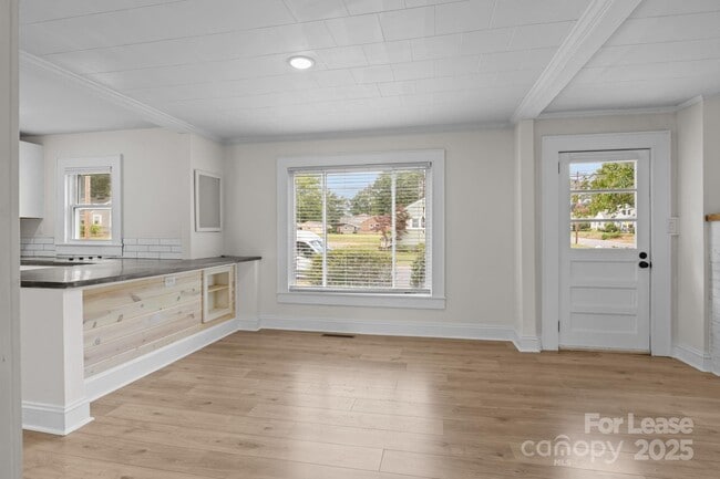 Photo - 765 N Church St