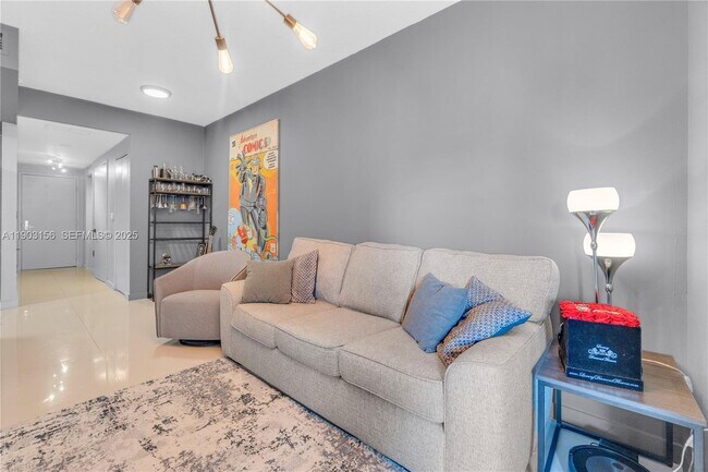 Photo - 488 NE 18th St Unidad 2104