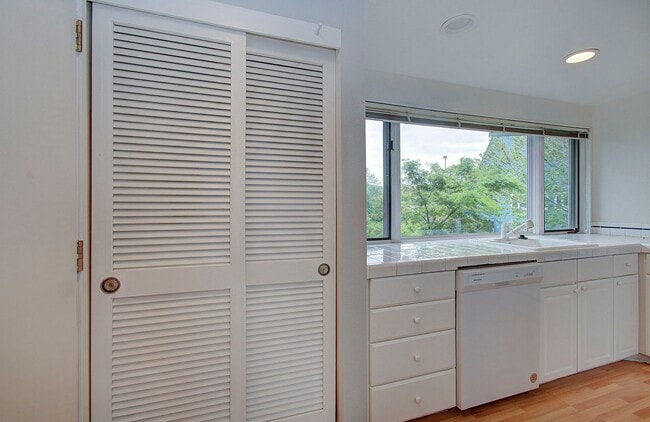 Photo - Bright Loft Condo with Stunning Columbia River Views