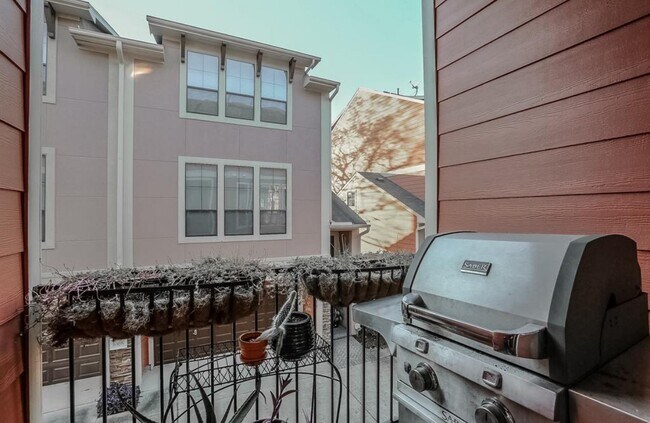 Building Photo - 1049 W 22nd St Unit C Rental