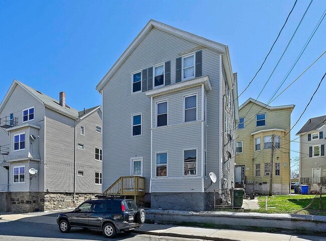 Building Photo - Charming 3BR Duplex in Fall River