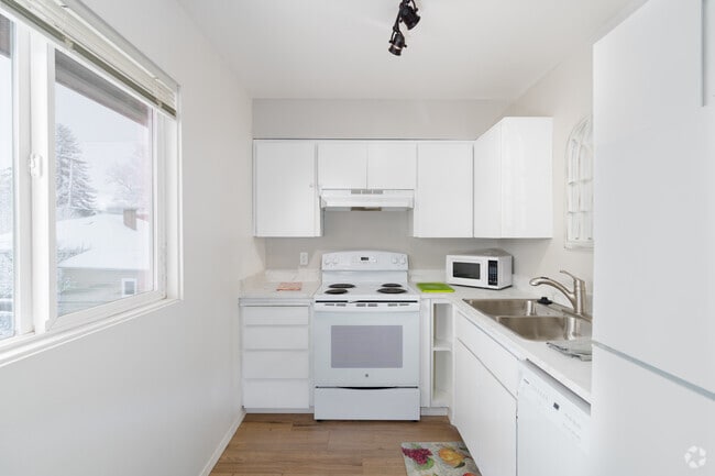 1BR, 1BA - 650SF - Kitchen