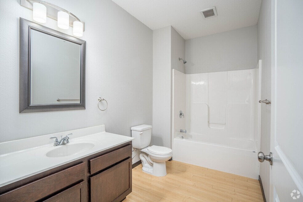 2BR,1BA - 1008SF - Bathroom 2