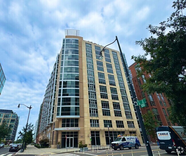 Building Photo - Stunning 1 BR+ Den/2 BA Condo in Navy Yard!