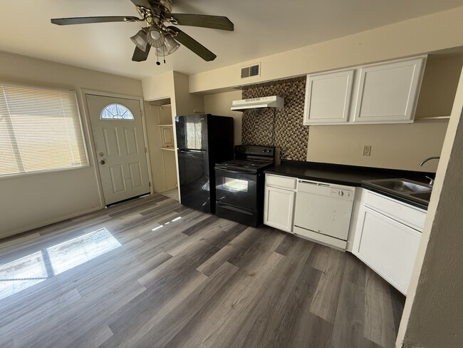 Photo - 9010 N 95th St