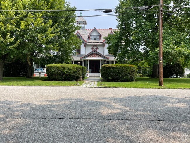 Building Photo - 110 E High St Rental