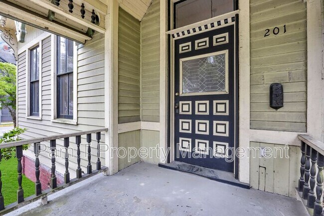 Photo - 201 W 37th St