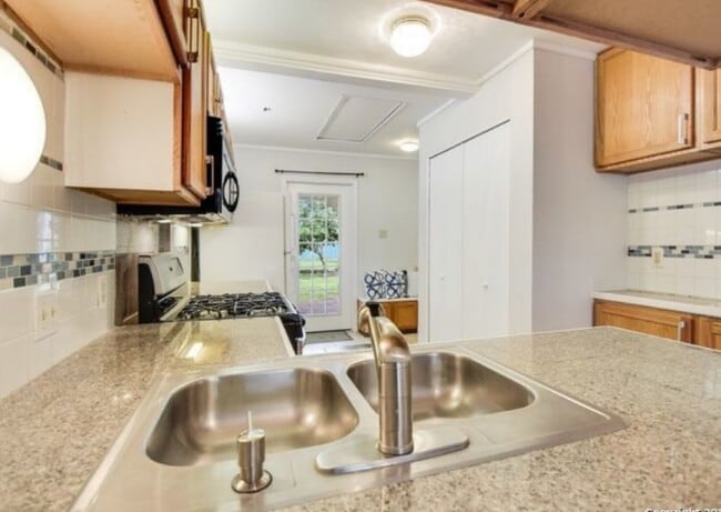 Photo - 707 Sprucewood Ln