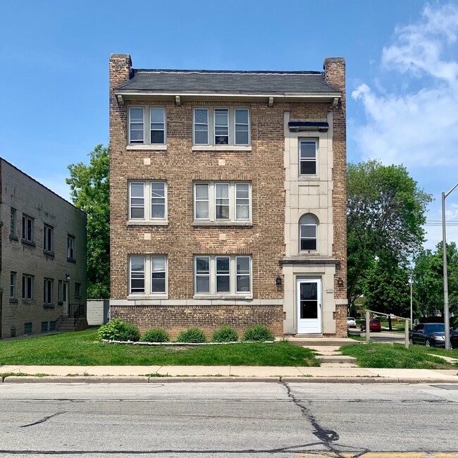 Building Photo - 5302 W Burnham St Rental