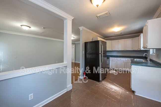 568 Stokeswood Ave SE