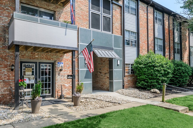 LakeHouse at Florence Apartments