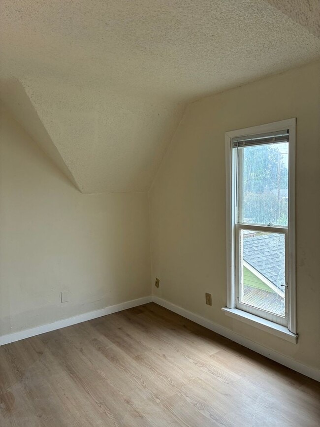 Photo - 4 Bedroom, 1 Bedroom Home for Rent