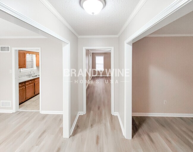 Photo - 4059 Brompton Rd