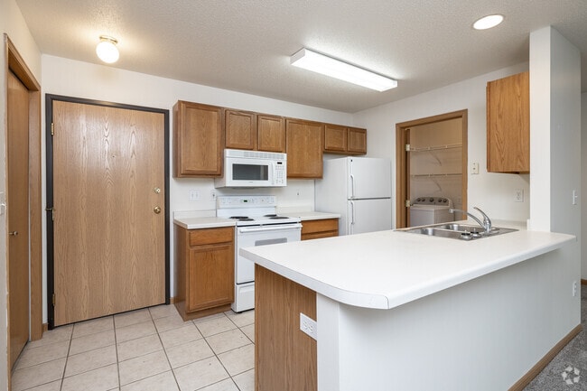 2BR, 2BA - 930SF - Kitchen
