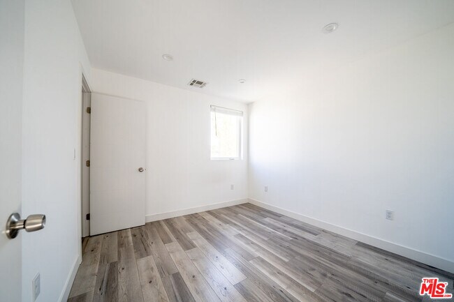 Photo - 5746 Elmer Ave Unidad 5748