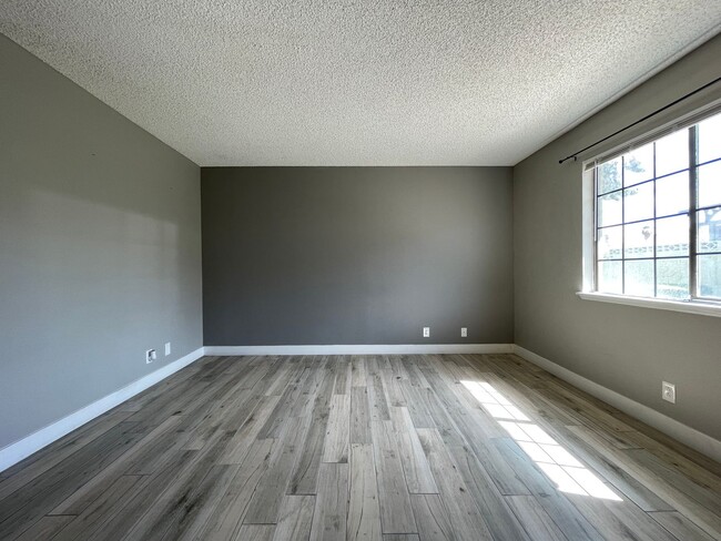 Photo - 2 BED 2 BATH TOWNHOUSE NEAR LAKE MEAD AND ...