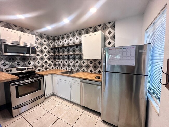 Photo - 1418 SW 27th St Unidad 1
