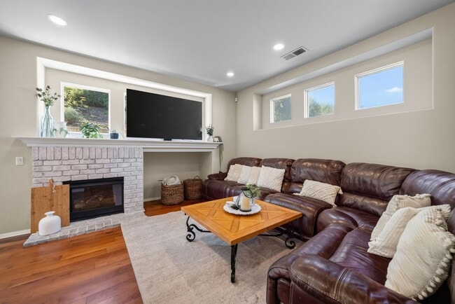 3889 Angeline St