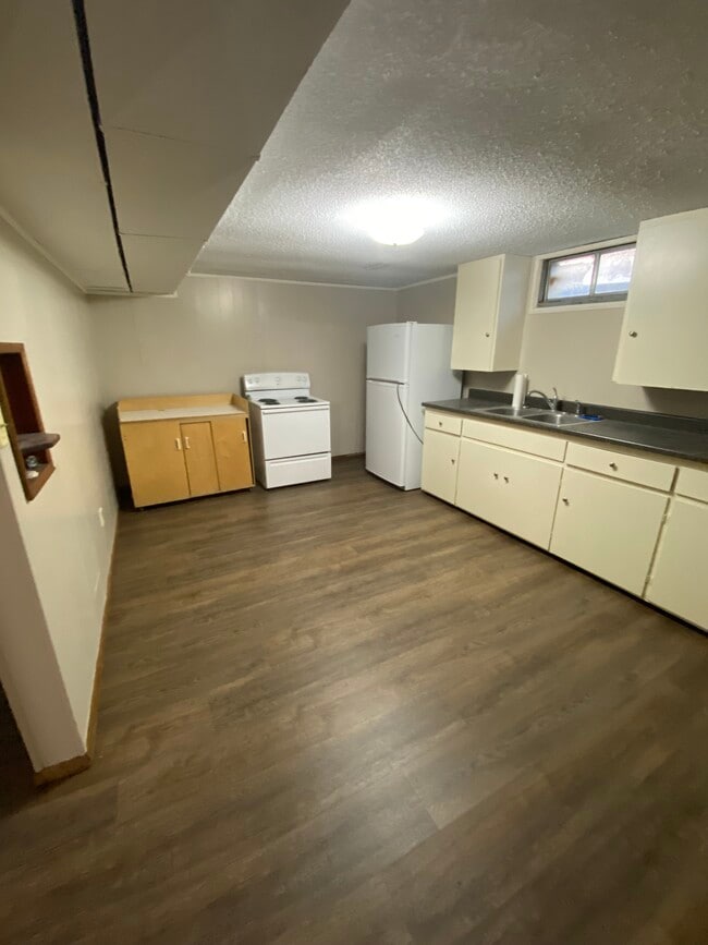 Photo - 615 E 5th St