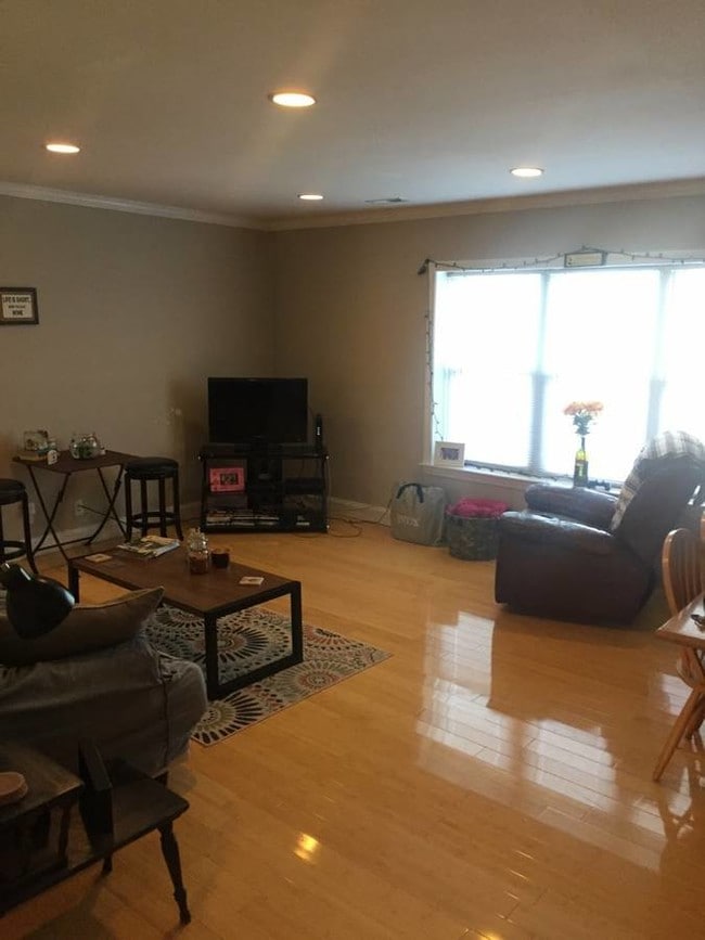 172 Newton St Unidad one