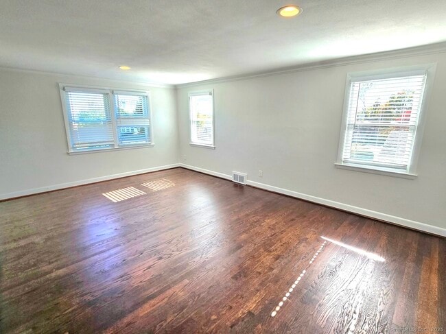 Photo - 387 Quaker Ln S