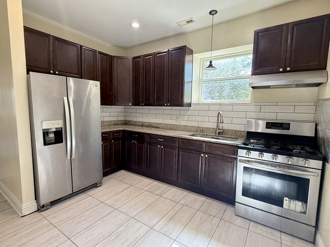 Building Photo - 2300 N Springfield Ave Unit 2