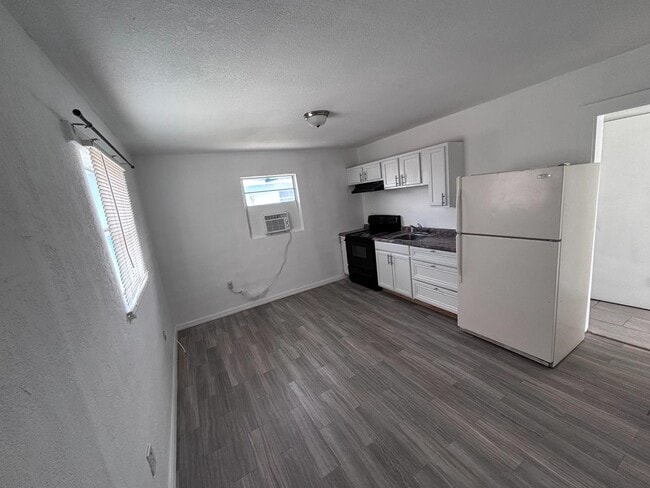 Building Photo - 2131 Washington St NE Rental