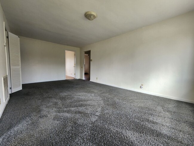 Photo - Three bedroom in Alton