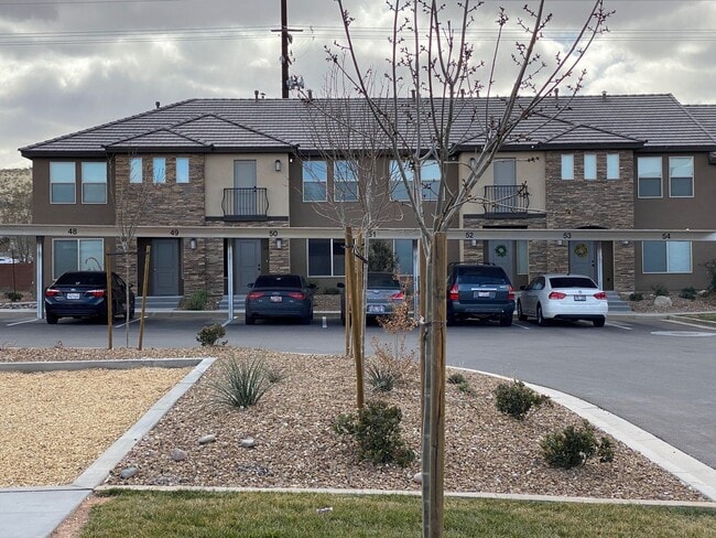 Building Photo - 3 Bed / 2.5 bath Desert Hills Townhome wit...