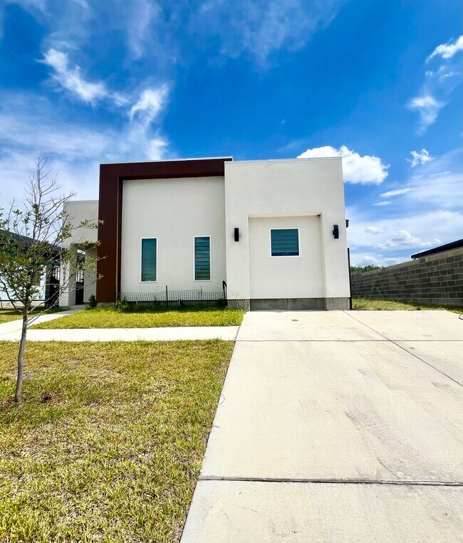 Photo - 6521 Adenia Loop