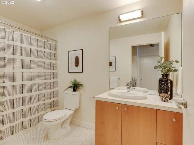 Photo - 1926 W Burnside St