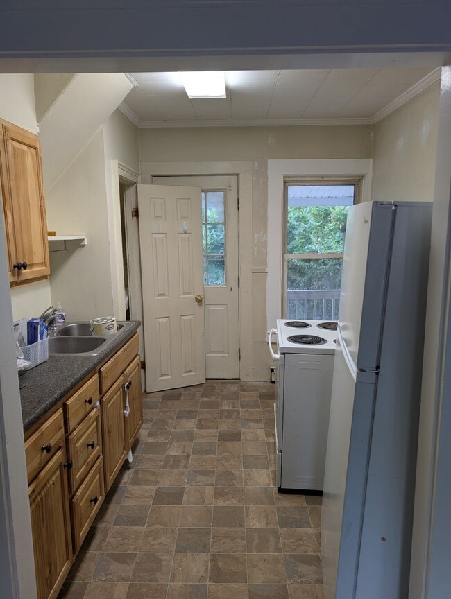 Building Photo - 353 N State St Unit B Rental