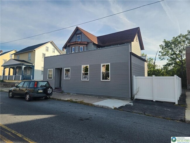 Building Photo - 1249 Main St Rental