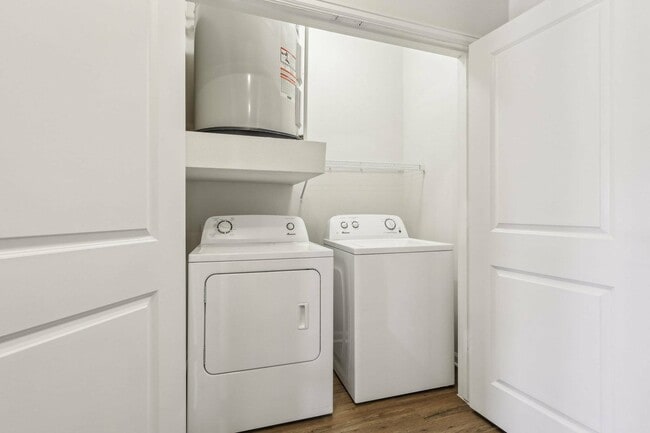 Disfrute de la comodidad de la lavandería en la unidad en Allora Bella Terra Apartments
