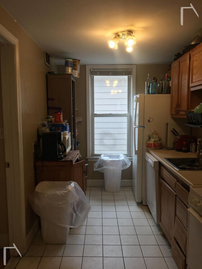 Photo - Location ! Excellent 4 Bed Room Availible.
