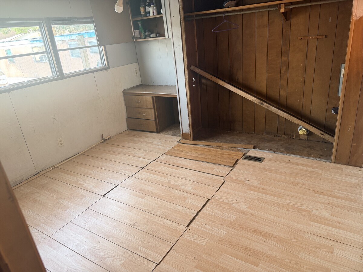 Photo - 301 Crist St