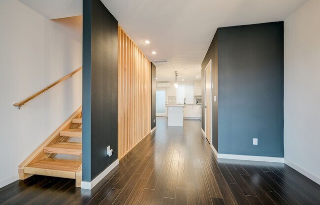 Gorgeous 3Bed/2.5 Bath Townhome in Queen Anne!