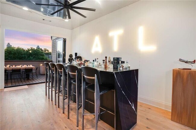 Photo - 661 Auburn Ave NE